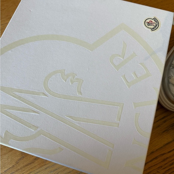 Moncler Women’s Silver and Cream Boots - Picture 4 of 13